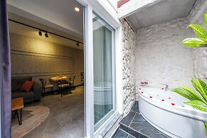 Mrt Suites Lara