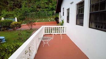 Caye Manje Holiday Lodge