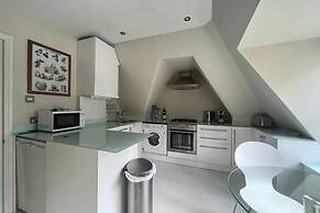 Modern Top Floor 2BD Flat - Kensington