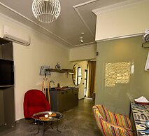 Warm Studio Flat with Patio LOTUS