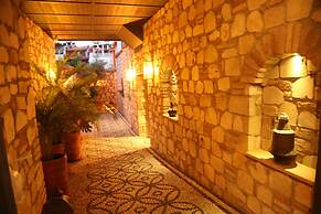 Warm Studio Flat with Patio LOTUS
