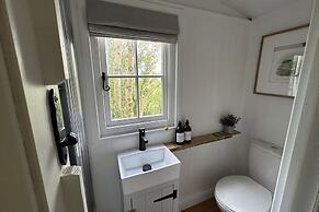 Shepherd's Hut - Sleeps 2 - Pet Friendly - Parking