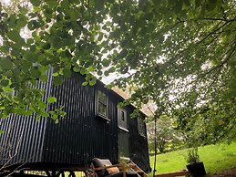 Shepherd's Hut - Sleeps 2 - Pet Friendly - Parking