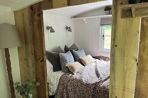 Shepherd's Hut - Sleeps 2 - Pet Friendly - Parking