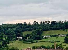 Modern Penthouse With Views in Stroud