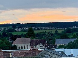 Modern Penthouse With Views in Stroud
