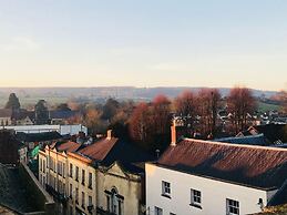 Modern Penthouse With Views in Stroud