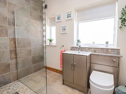 3 Rhyd Drive