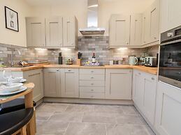3 Rhyd Drive