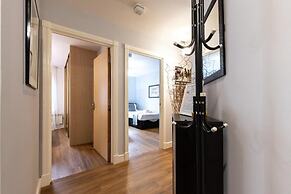 Black Moon 2 bed 2 bath Central location