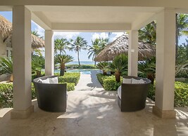Ocean Front Luxury Villa in Golf and Beach Resort