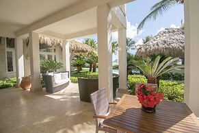 Ocean Front Luxury Villa in Golf and Beach Resort