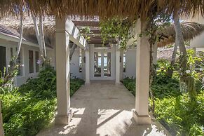 Ocean Front Luxury Villa in Golf and Beach Resort