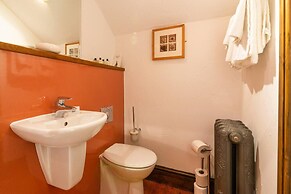 Lakeside Escape, Stone Countryside Cottage