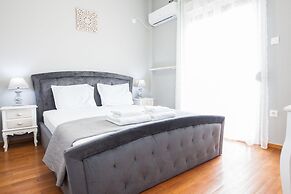 Modern apt with Increbilbe Athens Views
