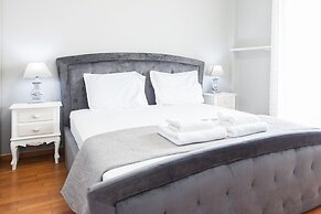 Modern apt with Increbilbe Athens Views