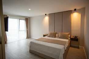 The Deck Otel