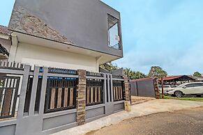 OYO 92057 Reny Kost Syariah
