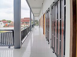 OYO 92057 Reny Kost Syariah
