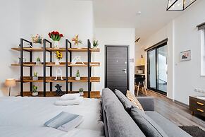 Sanders Home Suites - Cheerful Downtown Studio