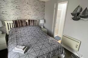 Villa - Sleeps 6 - Pets Ok - Pool - Parking