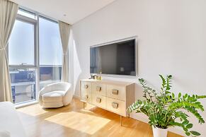 Premium 2 plus1BR condo Bluewater Island