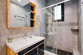 Sanders Home Suites - Bright Downtown 2-bdr. Apt