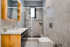 Sanders Home Suites - Bright Downtown 2-bdr. Apt
