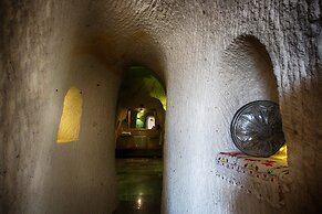 1811 Cave Hotel