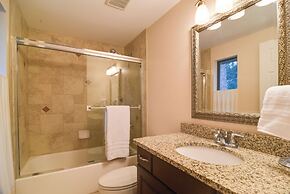 On-site Pond: Sleek Largo Studio < 7 Mi to Beach!