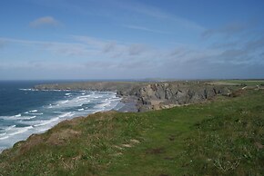 Cosy 3 Bedroom House on Cornish Estate With Pool