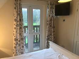 Cosy 3 Bedroom House on Cornish Estate With Pool