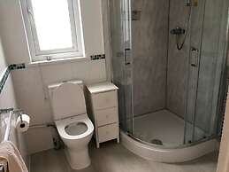 Cosy 3 Bedroom House on Cornish Estate With Pool