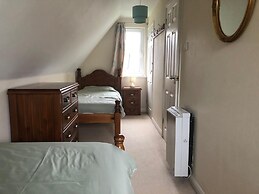 Cosy 3 Bedroom House on Cornish Estate With Pool