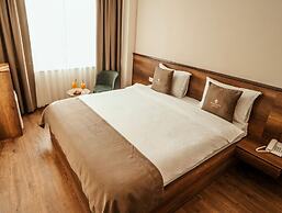 Monarch Hotel