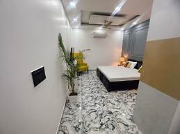 Goroomgo Omasha Residency Noida