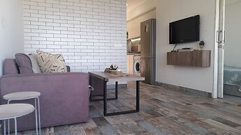 2 Bed Flat - Sleeps 6 - Pets - Pool - Parking