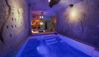 Bayar Cave Suites