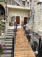 Bayar Cave Suites