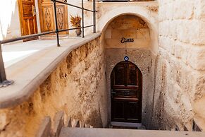 Bayar Cave Suites