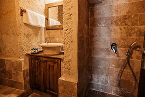 Bayar Cave Suites