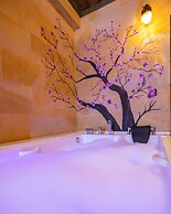 Bayar Cave Suites