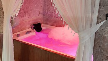 Bayar Cave Suites