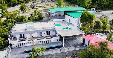 Mountain Midst