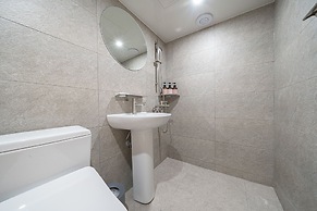 Anook Hotel Guri
