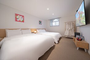 Anook Hotel Guri