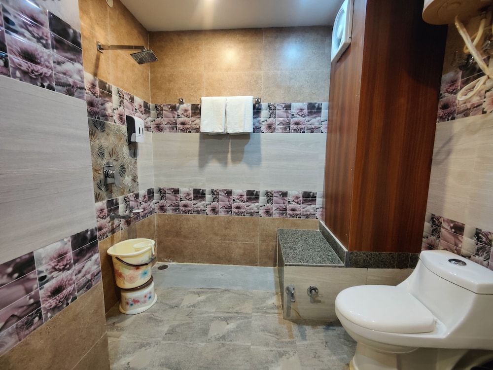 Hotel Mandi Heights - Bar, Fine Dining & Banquet Hall