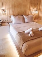 Mani Luxury Suites