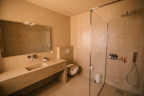 Mani Luxury Suites