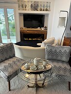 Luxurious 2-bed Seaside Apartment in Saronida